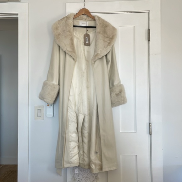 MESHKI Rebekah Oversized Pu Trench Coat with Fur Trim - Picture 6 of 9